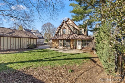 910 Pinecrest Ave, Grand Rapids MI 49506-3437 exterior