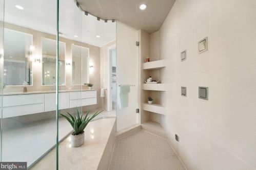 9318 Cranford Dr, Rockville MD 20854-2231 exterior