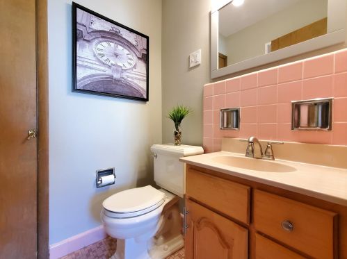 1631 Chateau Pl, Milwaukee WI 53217-6022 exterior