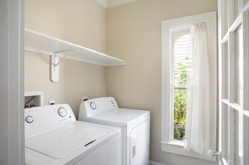 29 Champlin St, Middletown RI 02840-2879 exterior