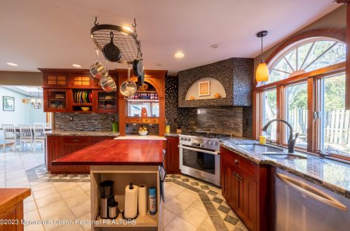 15 Hartshorne Pl, Middletown NJ  07748-2520 exterior