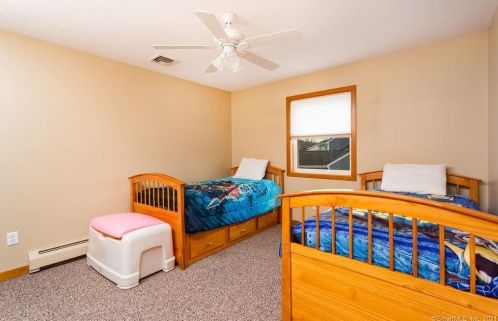 19 Green Field Ln, North Haven CT 06473-4039 exterior