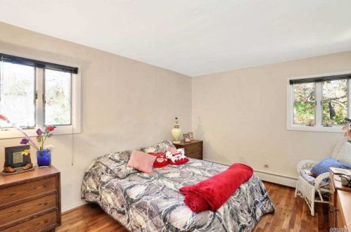 42 Cross Bow Ln, Commack NY 11725-1204 exterior