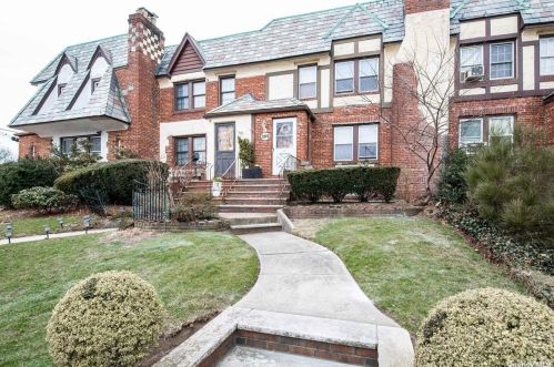 394 Cochran Pl, Valley Stream, NY 11581-3245