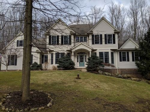 650 Meadowbrook Dr, Aurora, OH 44202-7778