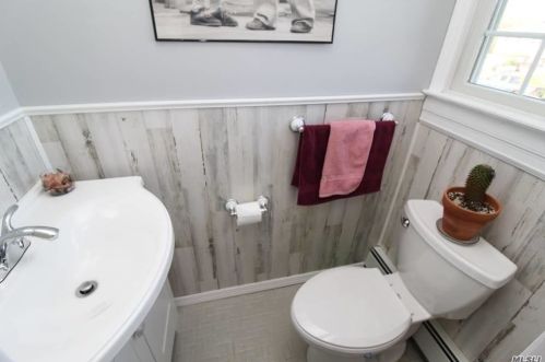 28 Cottonwood Dr, Commack NY 11725-2422 exterior