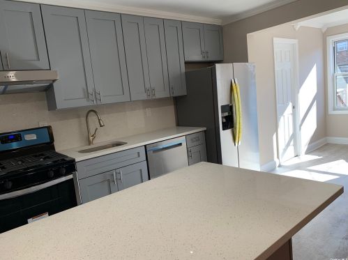 83 Dartmouth St, Valley Stream NY  11581-3215 exterior