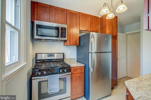 6918 Westhampton Dr, Alexandria VA 22307-1528 exterior