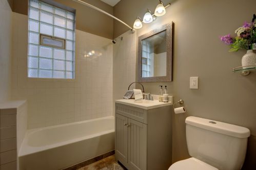 361 70 Pl, Chicago IL 60637-4603 exterior