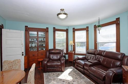 8 Franklin St, Enfield CT 06082-3608 exterior