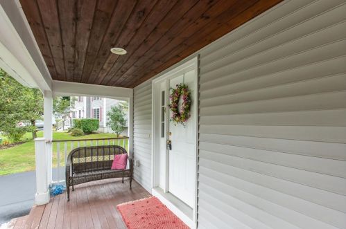 4 Devinne Dr, Concord NH 03301-5900 exterior