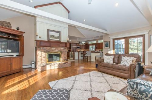 8 Indian Rock Pl, Wilton CT 06897-1540 exterior