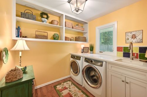 6855 Lk Dr, Milwaukee WI 53217-3622 exterior