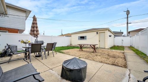 8243 Francisco Ave, Chicago IL 60645-4302 exterior