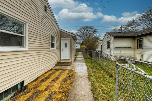 7108 Grantosa Dr, Milwaukee, WI 53218-3948