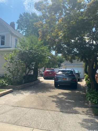 42 Mineola Ave, Valley Stream NY  11580-5908 exterior