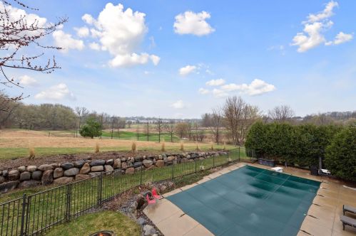 1676 Isabella Pkwy, Chaska MN 55318-3214 exterior