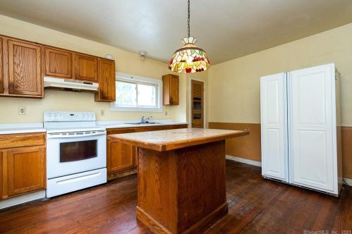 1075 Poquonock Ave, Windsor CT 06095-1234 exterior