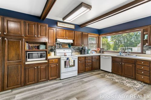 183 Muskegon St, Cedar Springs MI 49319-9594 exterior