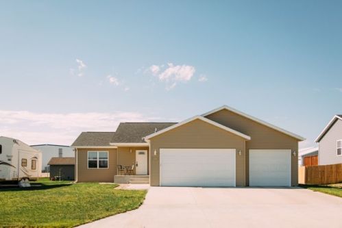 6775 Dolan Dr, Bismarck ND  58504-9347 exterior