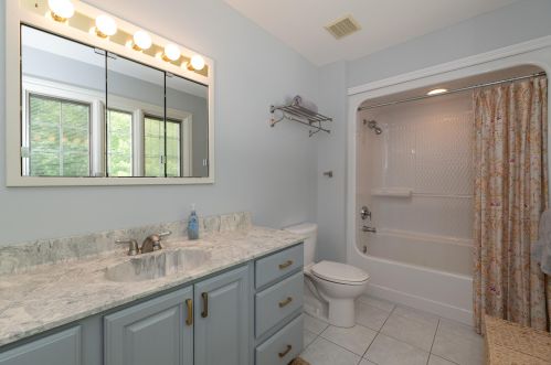 952 Eagle Lk Dr, Kalamazoo MI 49009-8429 exterior