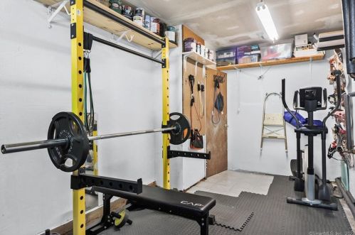 8 Forbell Dr, Norwalk CT 06850-1424 exterior