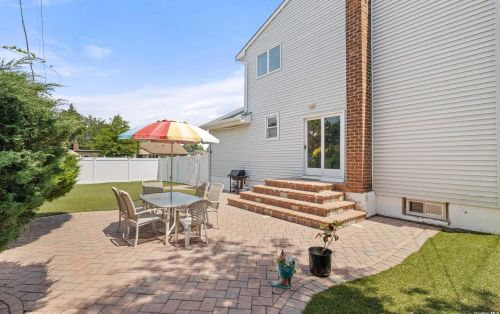 2 Furth Rd, Valley Stream NY 11581-2531 exterior