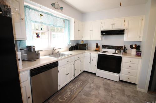 73 Mandalay Dr, Poughkeepsie NY 12603-2639 exterior