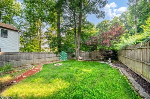 11 Geneva Trl, Hopatcong, NJ 07843-1112