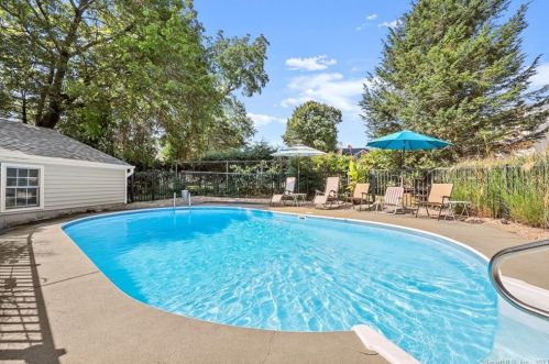 13 Is Hl Ave, Ridgefield CT exterior