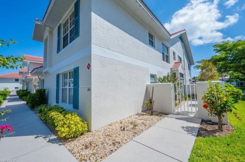 5030 Cedar Springs Dr, Naples, FL 34110-2325