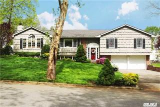 6 Chanticleer Ct, Hunt, NY 11743-6524