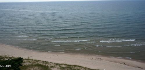 3713 Marina View Pt, Meskegon MI 49441-6406 exterior