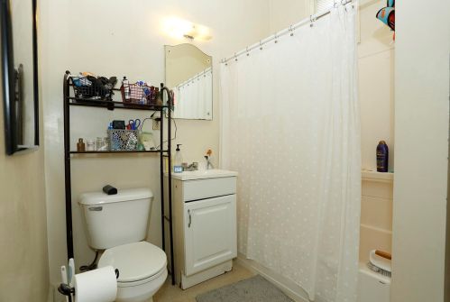 2453 Oakland Ave, Milwaukee WI 53211-4335 exterior