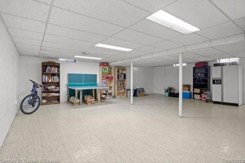 5975 Hubbell St, Dearborn Heights MI 48127-2445 exterior