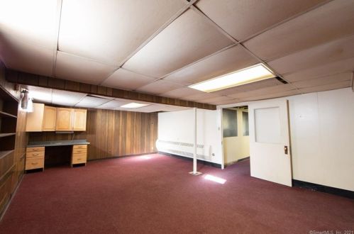 33 Tabor Rd, Enfield CT 06082-2056 exterior