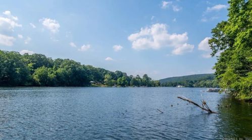 236 Roosevelt Dr, Seymour CT 06483-2118 exterior