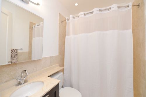 617 Dickens Ave, Chicago IL  60614-4401 exterior