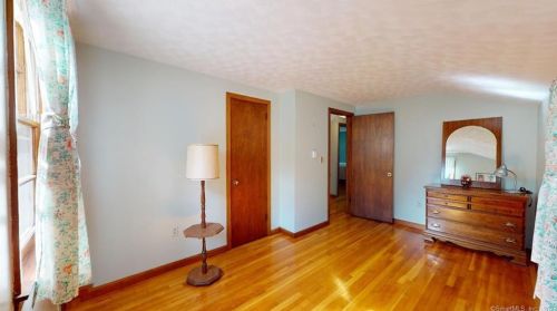 6 Hummingbird Ln, Enfield CT 06082-5709 exterior