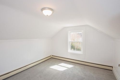 27 Peckham Ave, Middletown RI 02842-5731 exterior