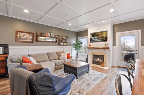 2745 Spy Glass Dr, Chaska, MN 55318-1181