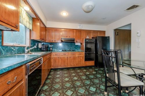 13 Dawson Dr, Valley Stream NY 11581-2939 exterior