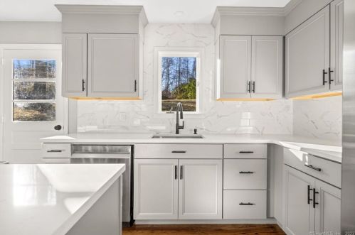 32 Fairview Dr, Farmington CT 06032-2517 exterior