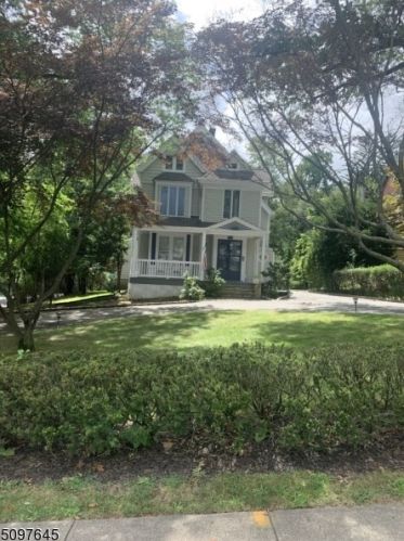 96 Forest Hill Rd, Town Center, NJ 07052-4518