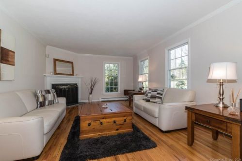 11 Farrar Ln, Ridgefield CT 06877-2406 exterior