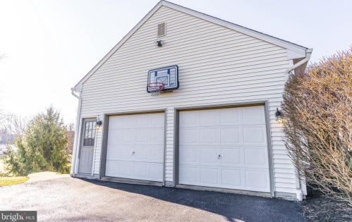 1121 Sunwood Ln, Lancaster PA  17601-7104 exterior