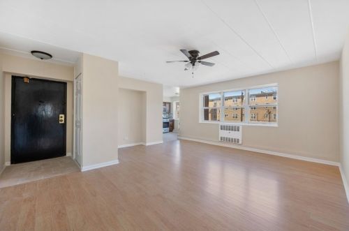 6109 Damen Ave, Chicago, IL 60636-2132