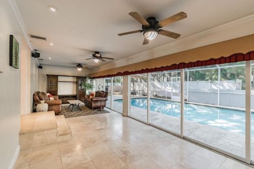 456 Davis Blvd, Tampa FL 33606-3818 exterior