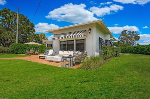 2180 Hbr Ln, Naples FL 34104-4218 exterior