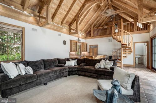 8503 Country Club Dr, Bethesda MD 20817-4579 exterior